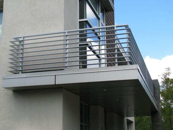Ограждение балкона с поперечинами из горизонтально расположенных пластин