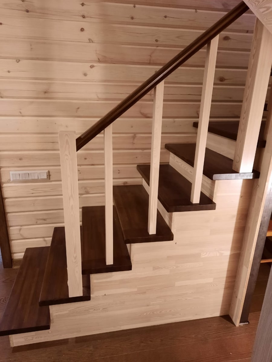 Металлическая лестница в частный дом 