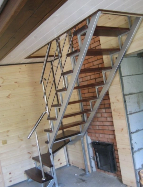 Металлический каркас лестницы с обшивкой ступеней деревом 